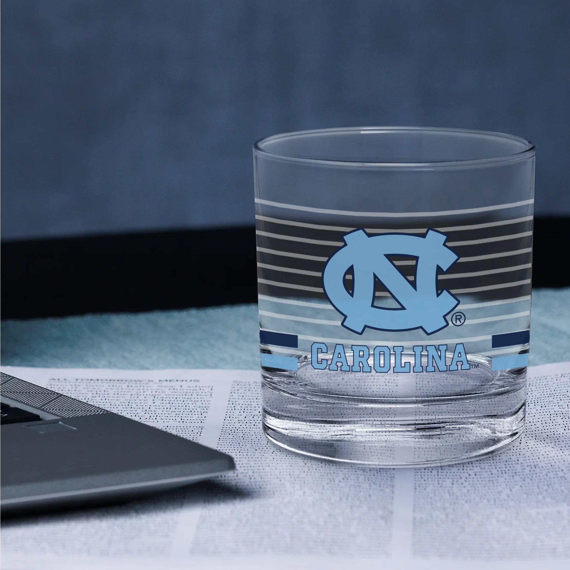 Set of 2 North Carolina Tar Heels 14oz Ring Rocks Glasses