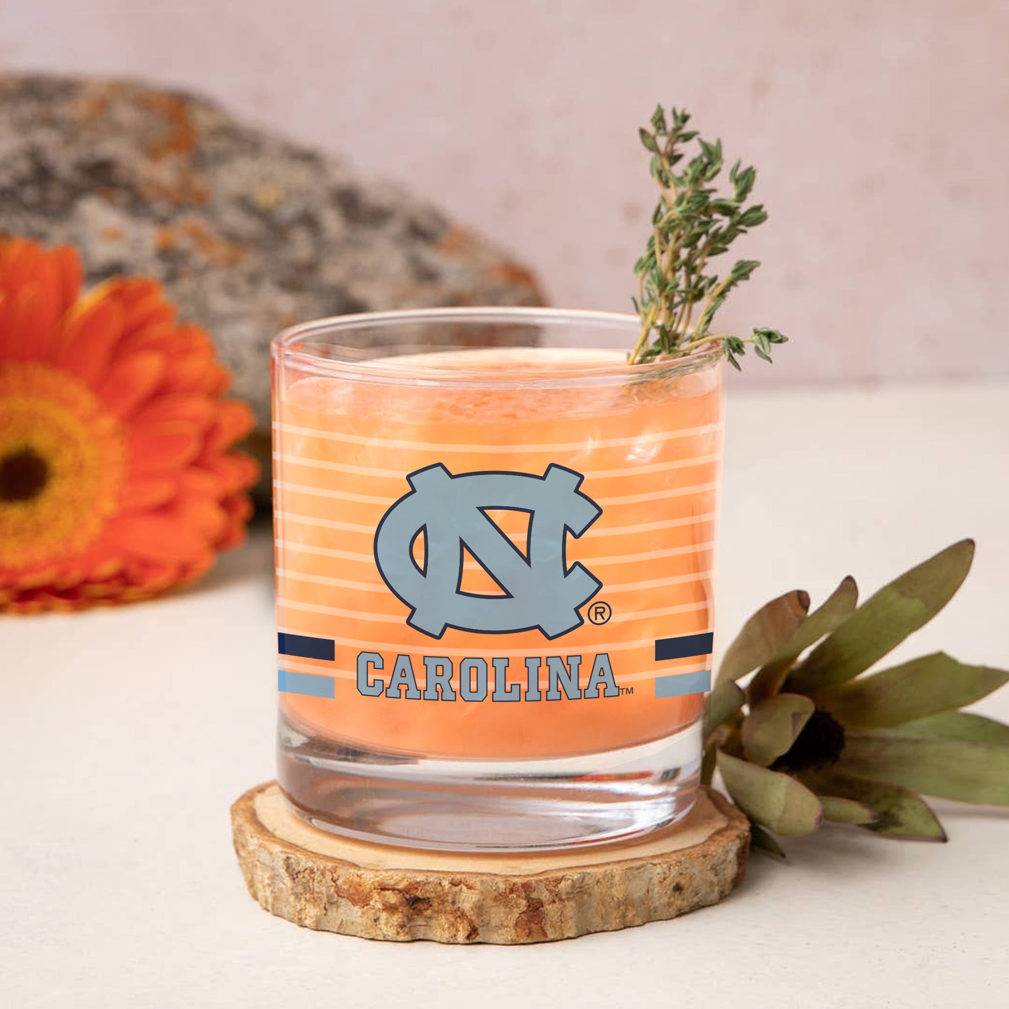Set of 2 North Carolina Tar Heels 14oz Ring Rocks Glasses